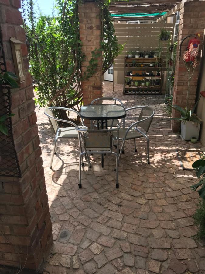 Tranquility In Klein Karoo Apartamento Oudtshoorn Exterior foto